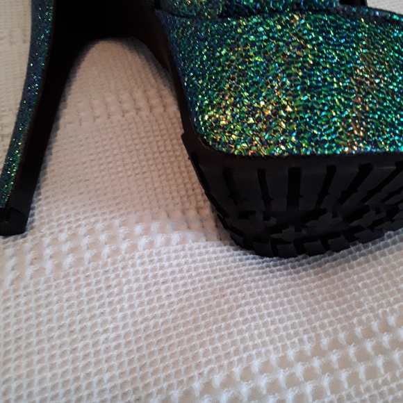Steve Madden Mermaid Irridescent Stilletos, Jumpoff - Picture 3 of 7